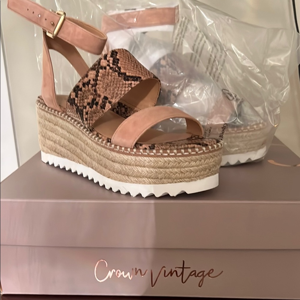 BNWT Crown Vintage wedge sandal 👡